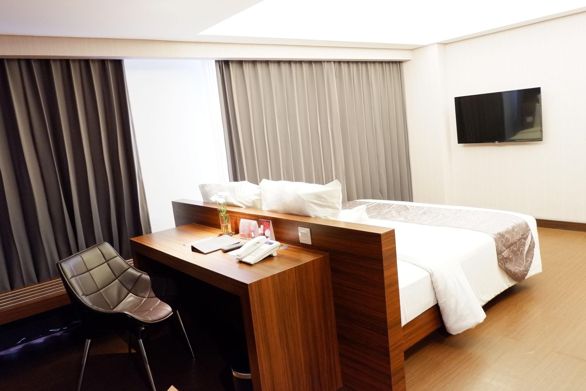 Crown Managed By Midtown Indonesia Hotel