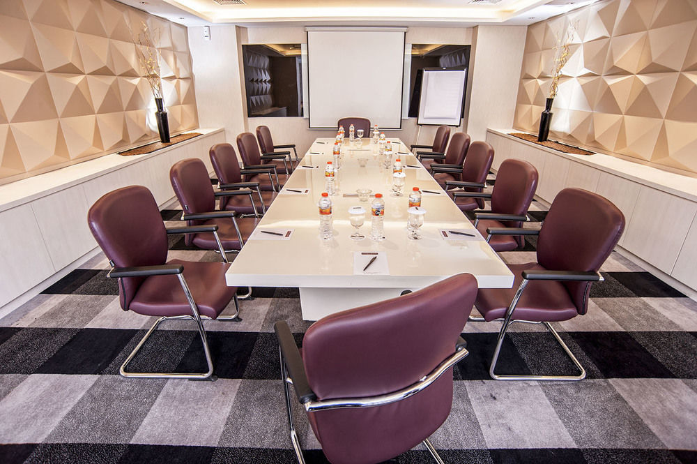 Crown Managed By Midtown Indonesia Hotel Surabaya