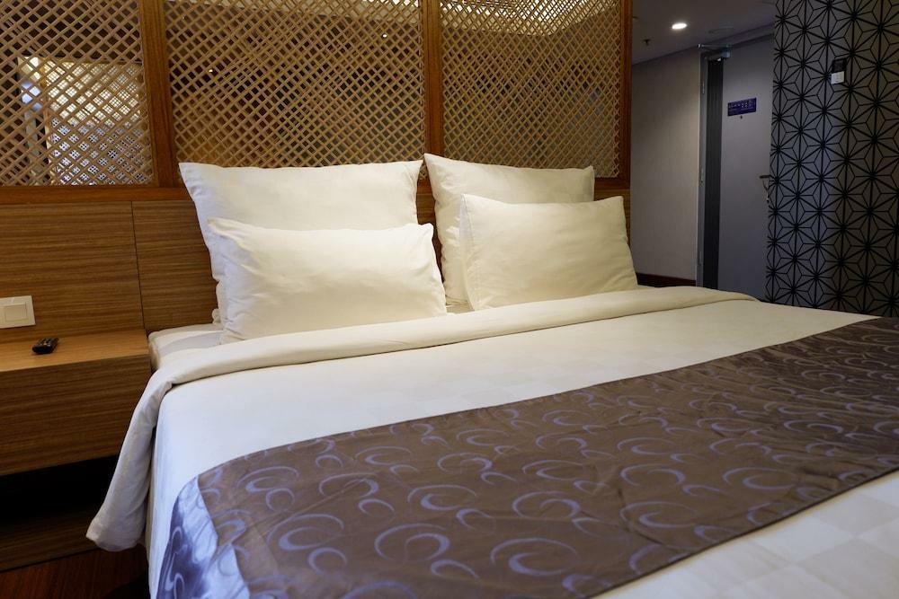 Crown Managed By Midtown Indonesia Hotel Surabaya